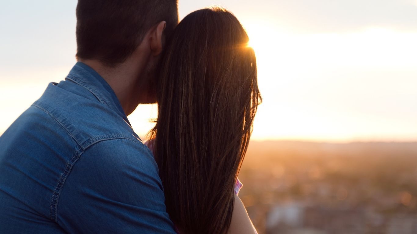 COUPLE AMOUREUX regardant l'avenir dans l'instant présent