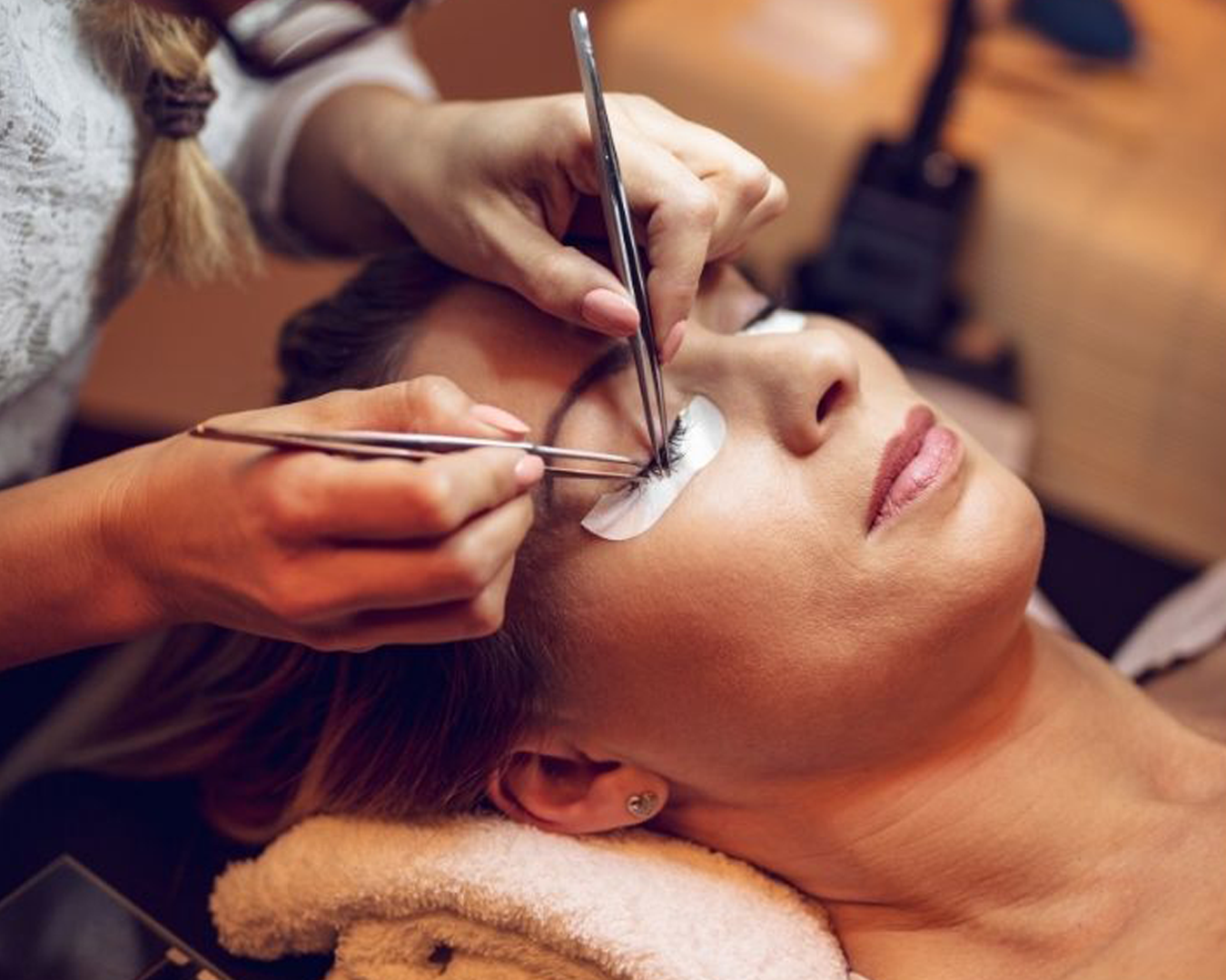 Lash artist practicing advanced styling and volume work