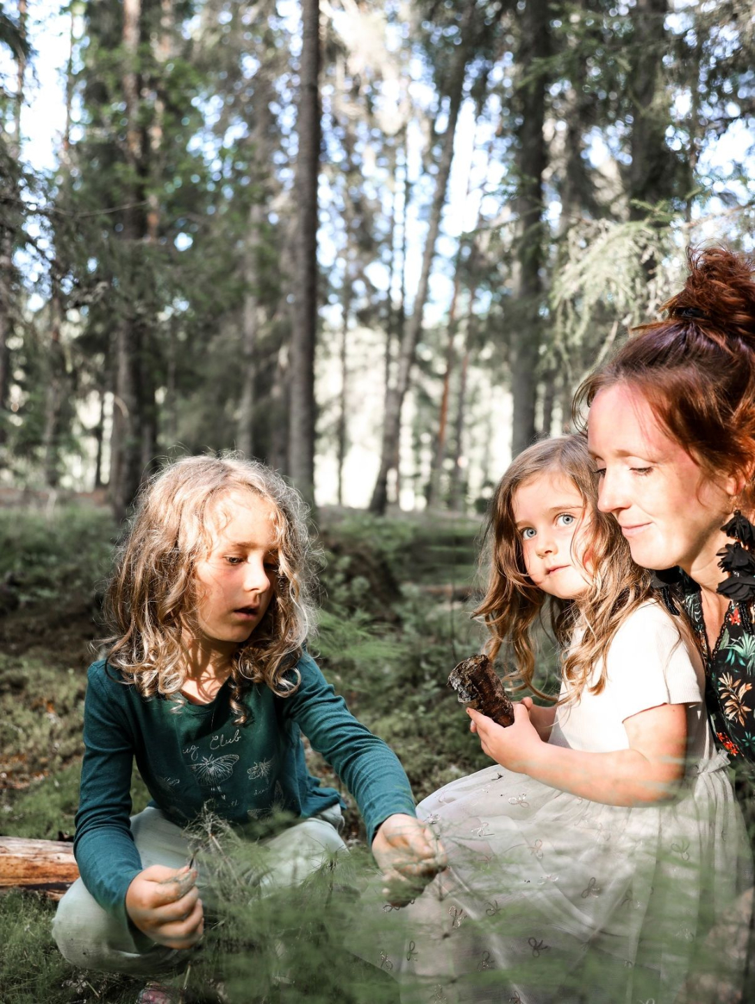 parisuhtekouluttajat onnellisina metsässä