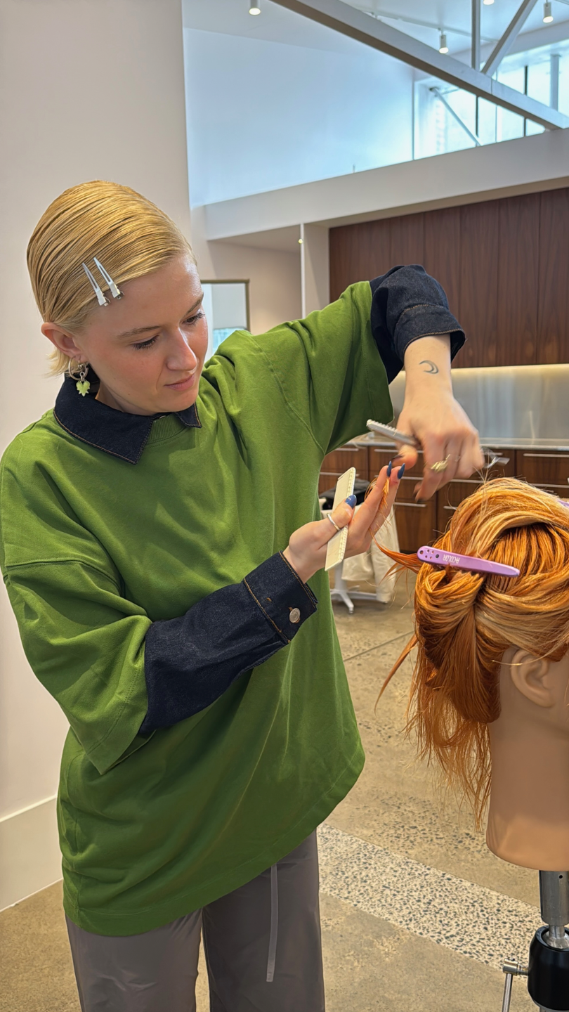 Elly cutting during Live Cohort