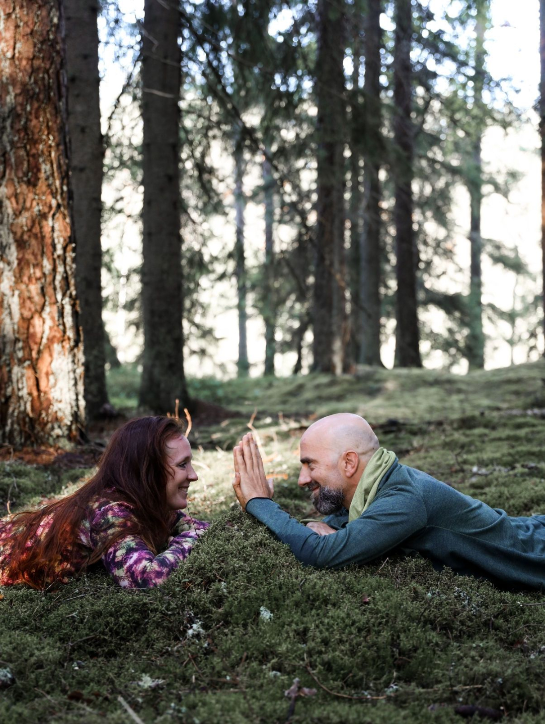 parisuhtekouluttajat onnellisina metsässä