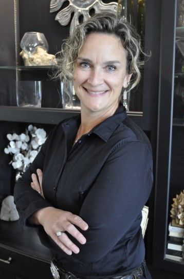 A headshot photo of Erika Leonard