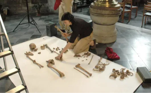 Archeoloog bekijkt resten van een skelet