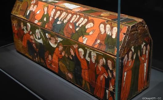 Archeoloog bekijkt resten van een skelet