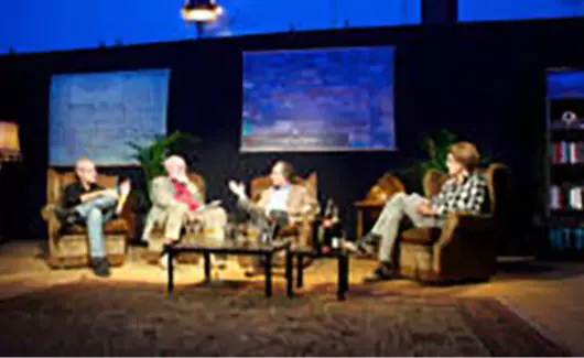 Mensen die zitten en debatteren