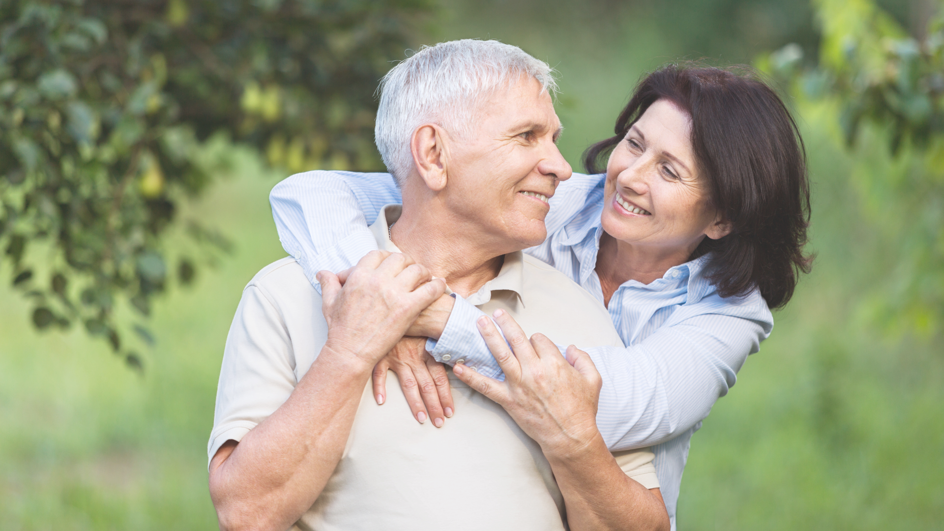 Un couple d'adultes complices et souriants, témoignant d'un amour qui dure et d'une satisfaction profonde après des années.