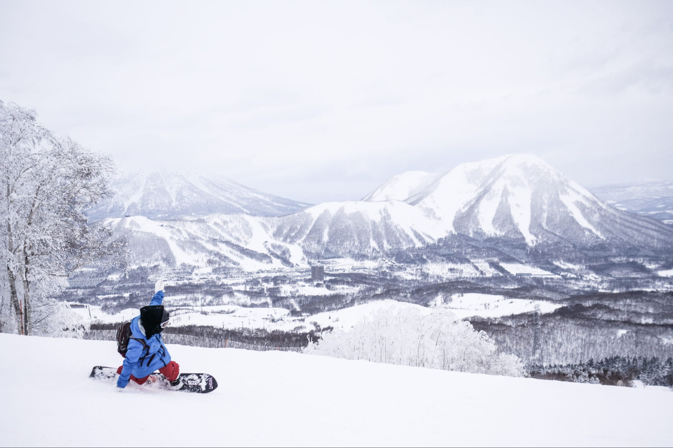 Yoeti snowboarding skier