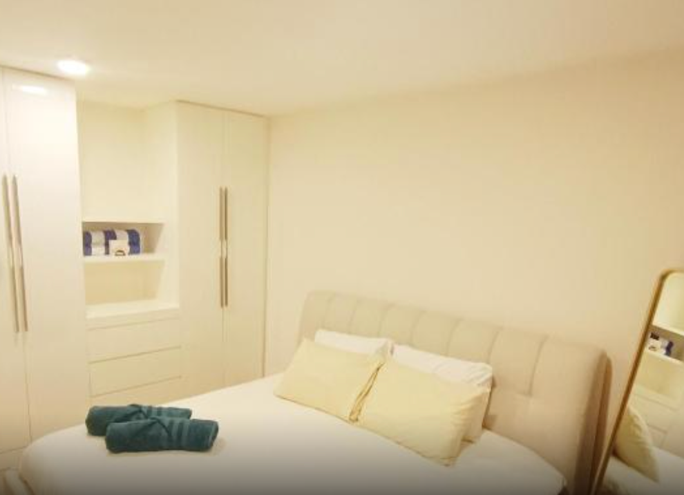 Bedroom with good light and a Queen sized bed 