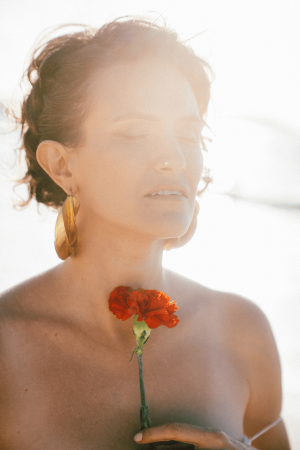 Vanina Grisoni en posture de yoga, enseignante spécialisée dans l’adaptation du yoga au corps féminin.