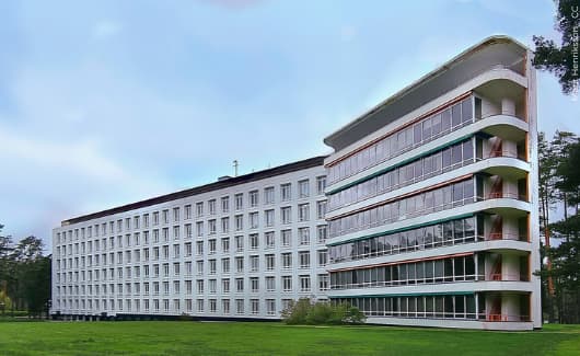 de ingang van de Finlandia Hall in Helsinki