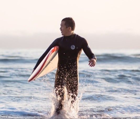 Matt, creator of Shoulder Fix TOS Edition, surfing after recovering from chronic joint pain