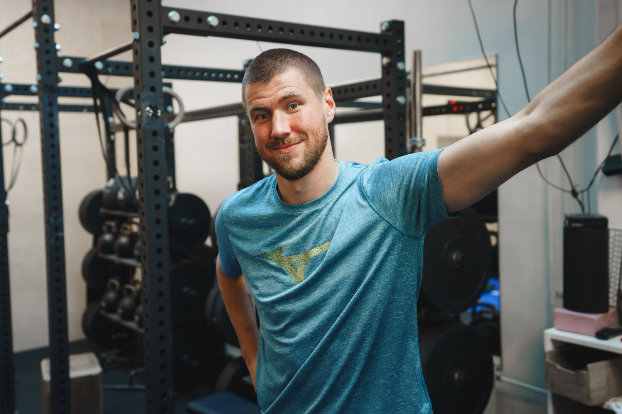 Fysioterapeutti ohjaa asiakkaalle harjoitetta kuntosaliympäristössä