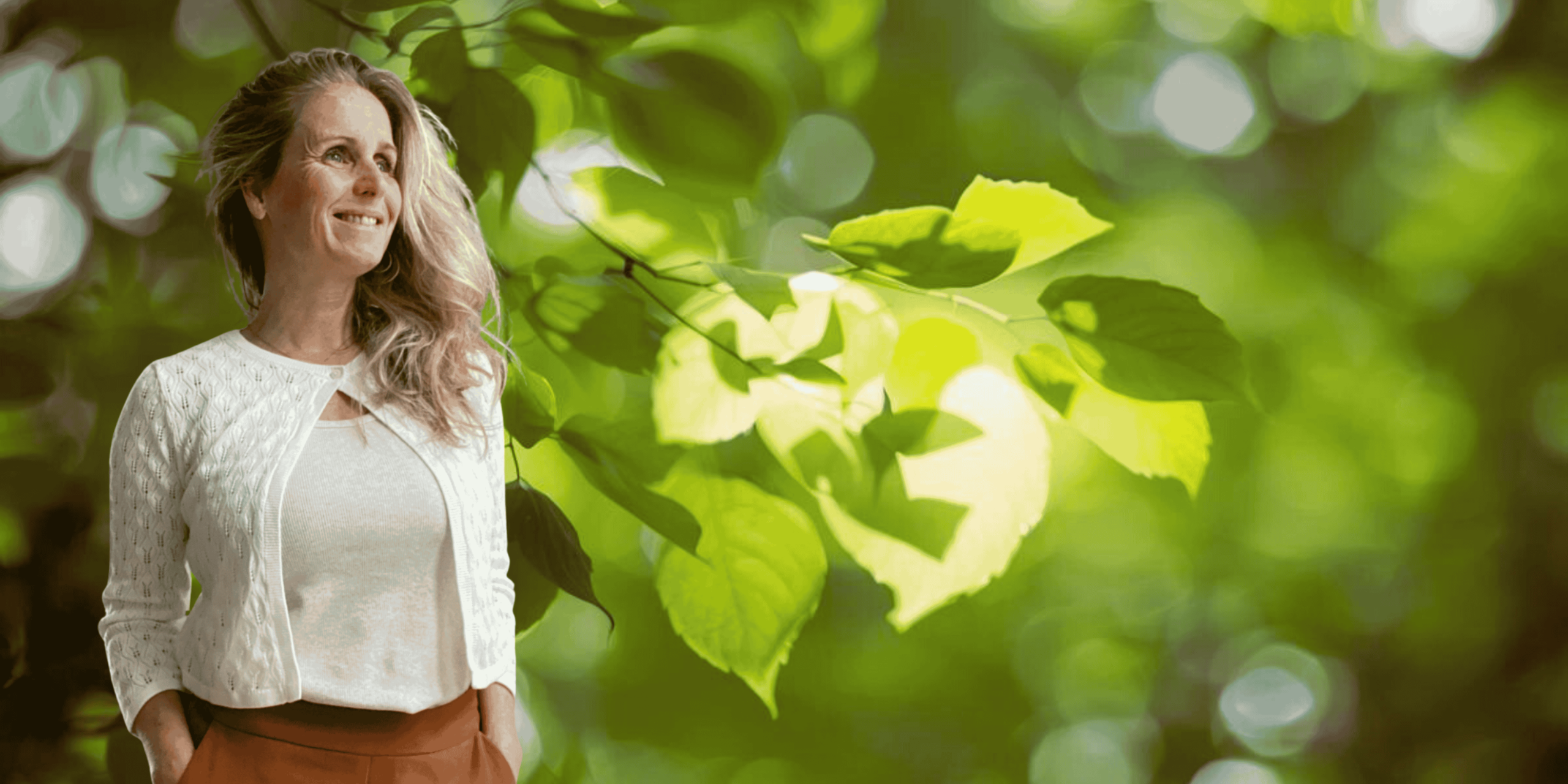 Een groep tijdens een training opstellingsdagen met de tekst: Opstellingsdagen. Verdiep je in systemisch werk en ontdek wat je verder helpt op jouw pad naar autonomie en groei.