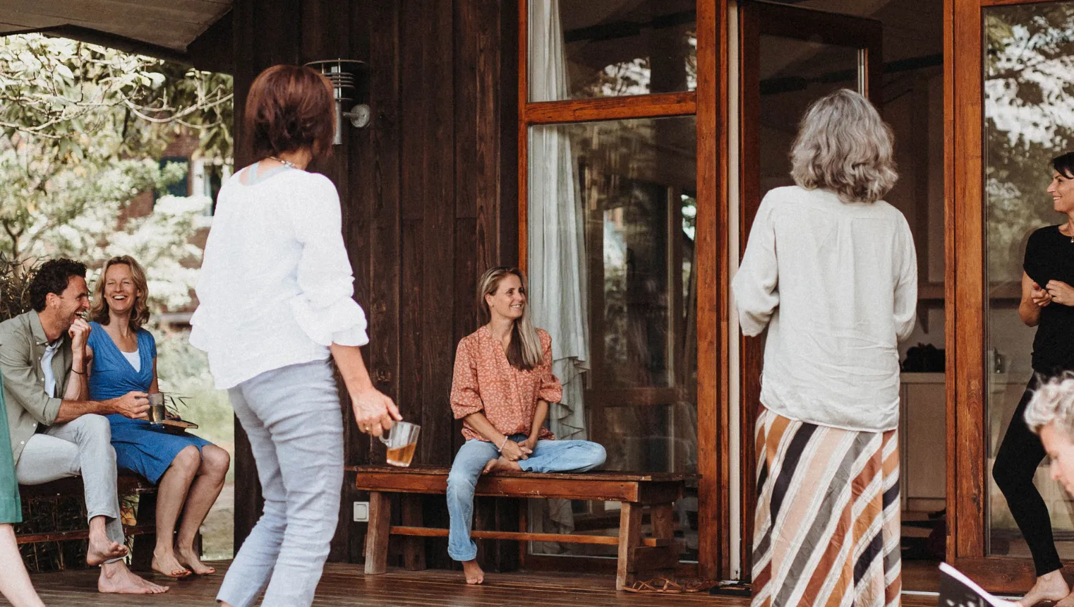 Een groep tijdens een hike adventure met de tekst: Hike Adventures. Vertraag in de natuur en ontdek jouw leiderschap, zielsmissie en diepere verbindingen.