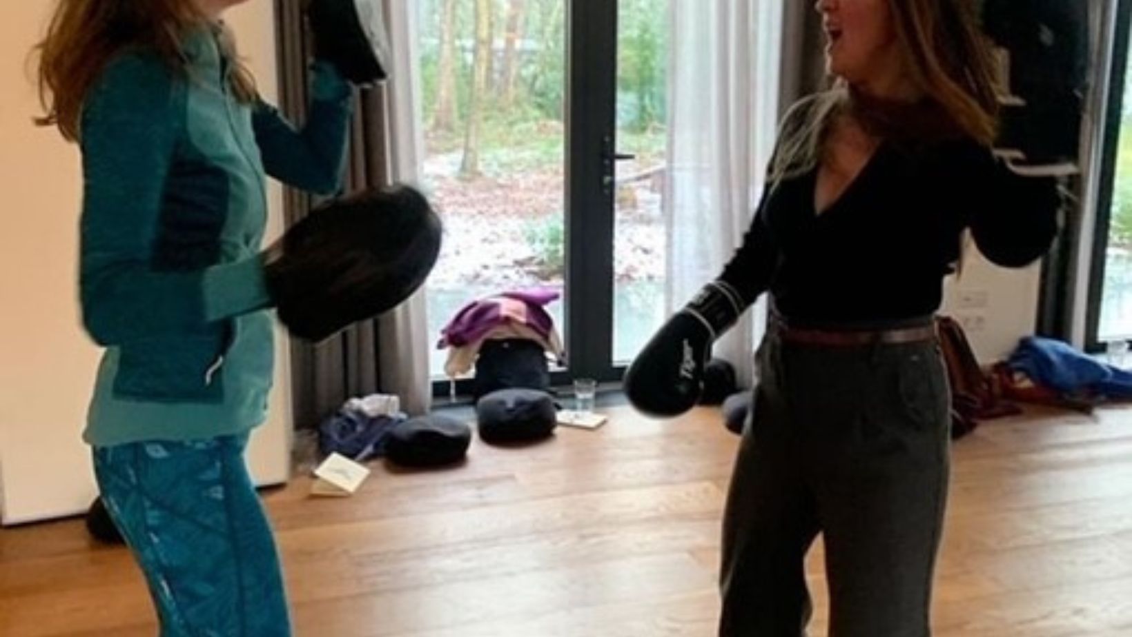 Een groep tijdens een ademwerk training met de tekst: Ademcirkel. Verbind met jezelf, laat los wat niet langer dient en adem het leven voluit in