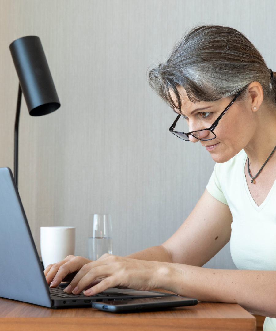 Woman-looking-at-her-computer-with-reading-glasses