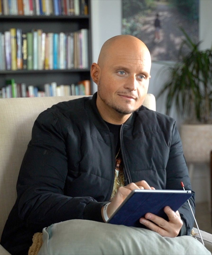 Dr. Armando "Mondo" González