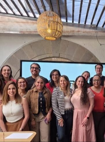 Dania con su comunidad de mentoras