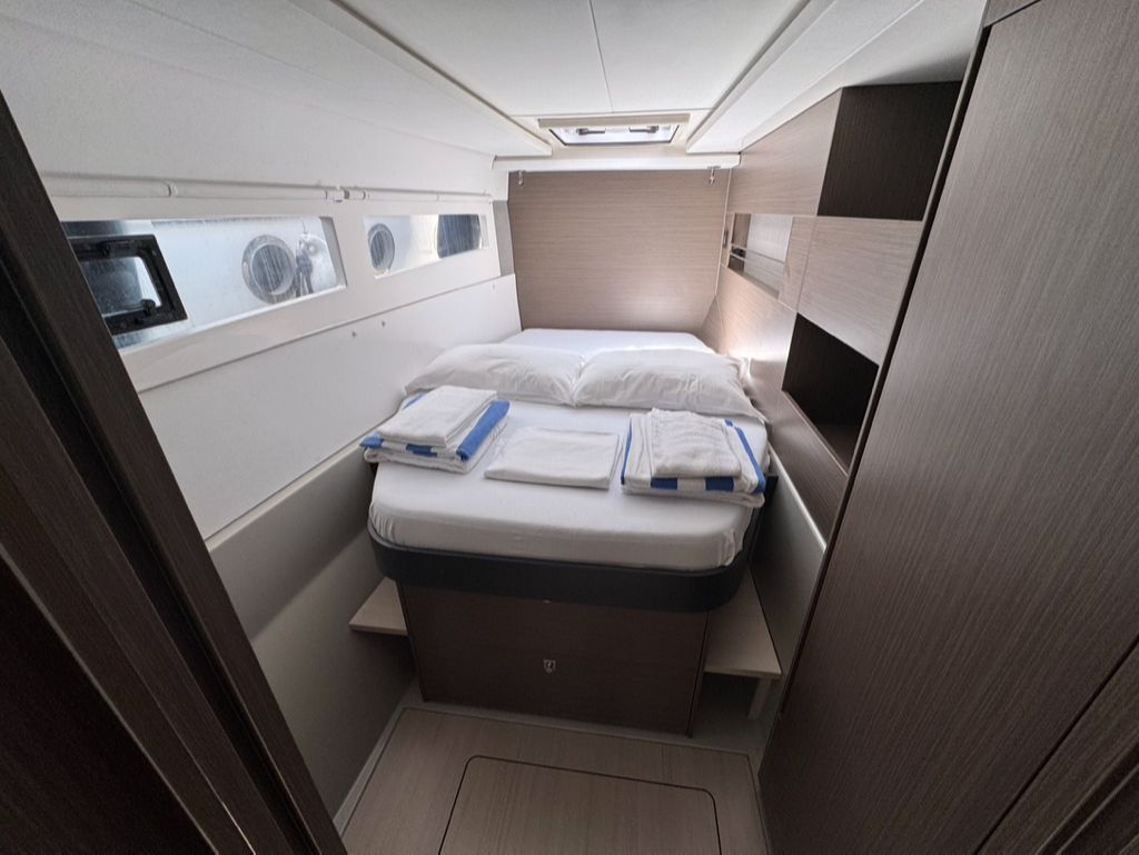 Cabin with a double bed and shelves