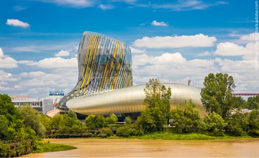 detail van de Fondation Louis Vuitton met logo