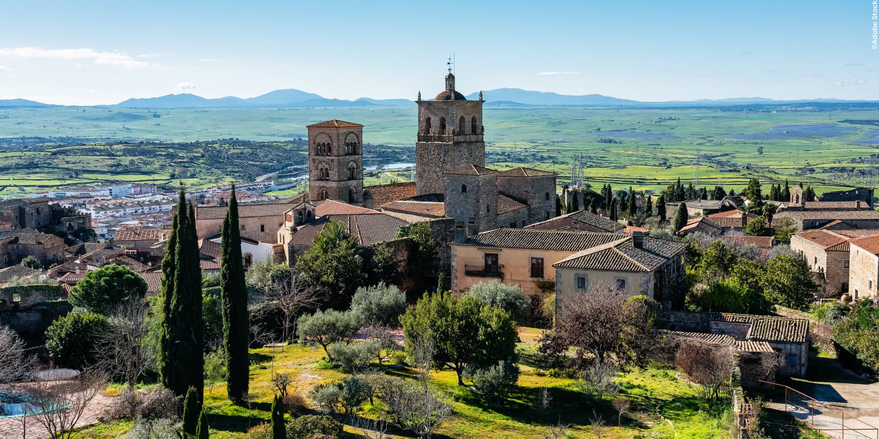 panoramisch uitzicht op de oude binnenstad van Girona, Spanje, met de kathedraal en de middeleeuwse stadsmuren 