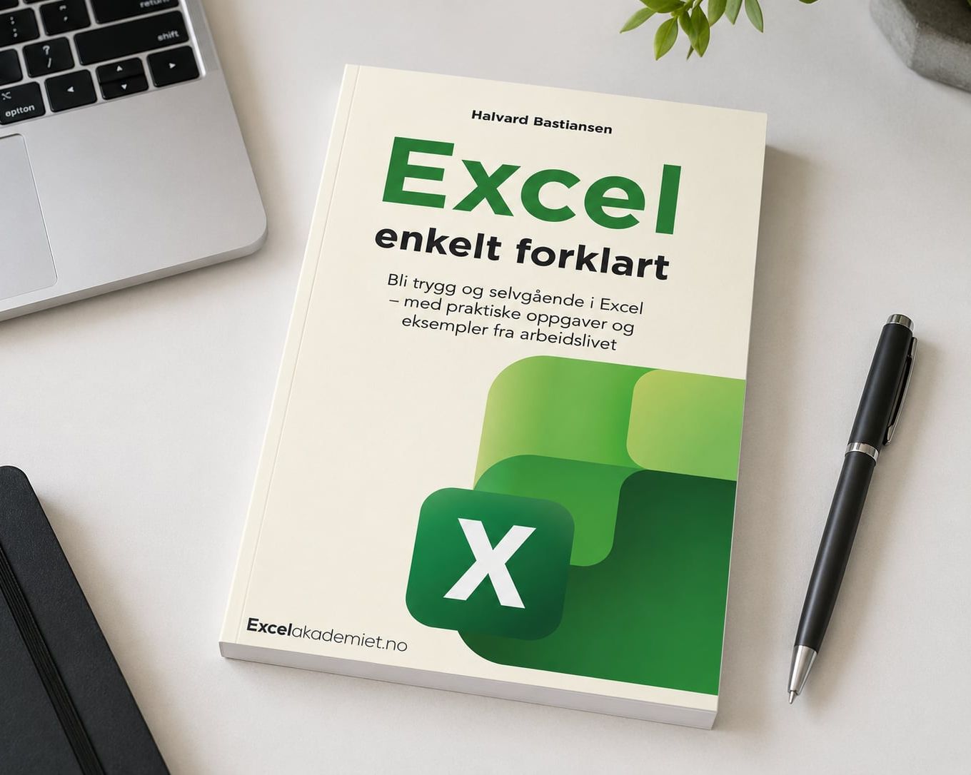 Boken Excel enkelt forklart på et skrivebord