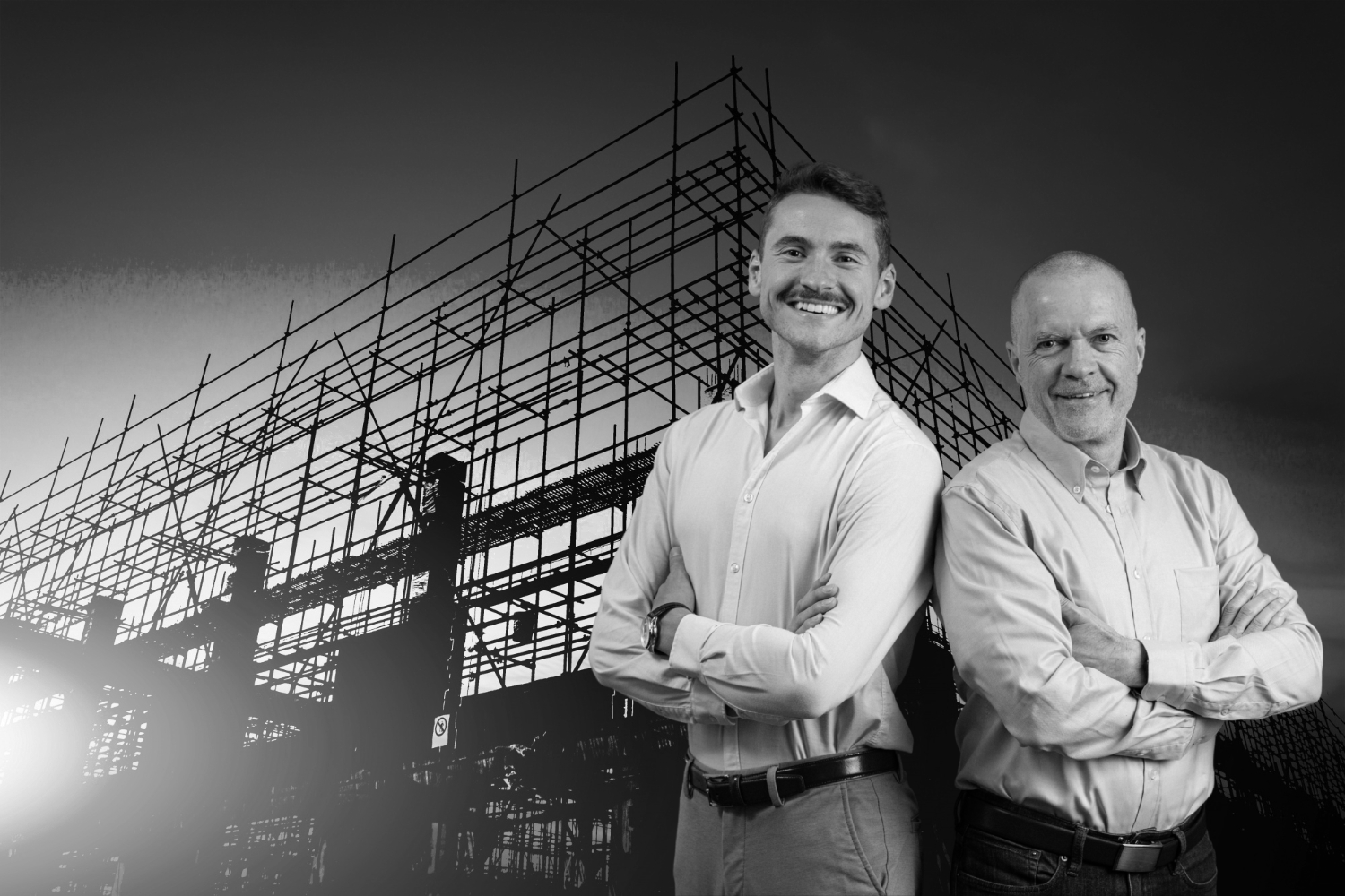 Patrice Ouellet et Isaac Martin devant une structure de chantier
