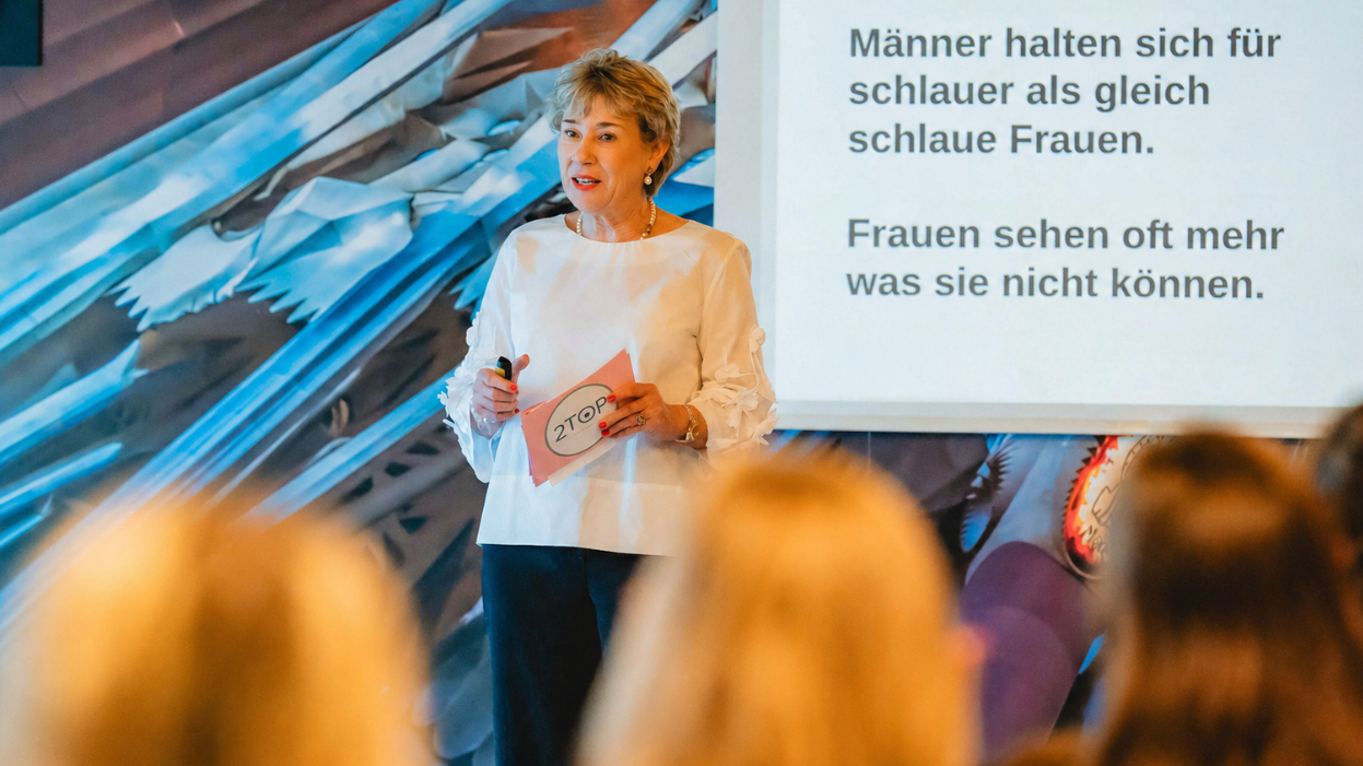 Elke Benning-Rohnke bei einem Vortrag