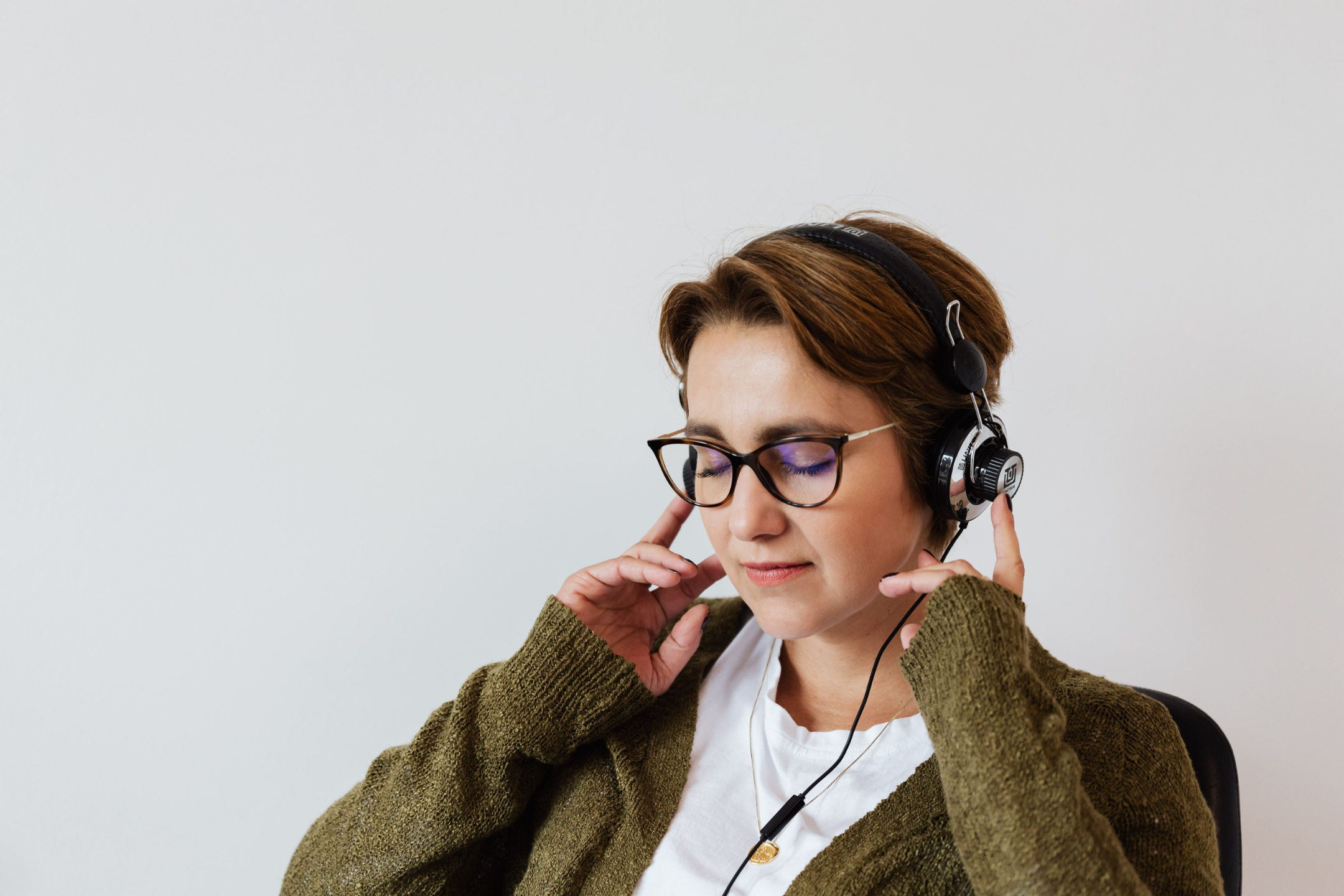 Woman listens to a meditation with her headphones on.