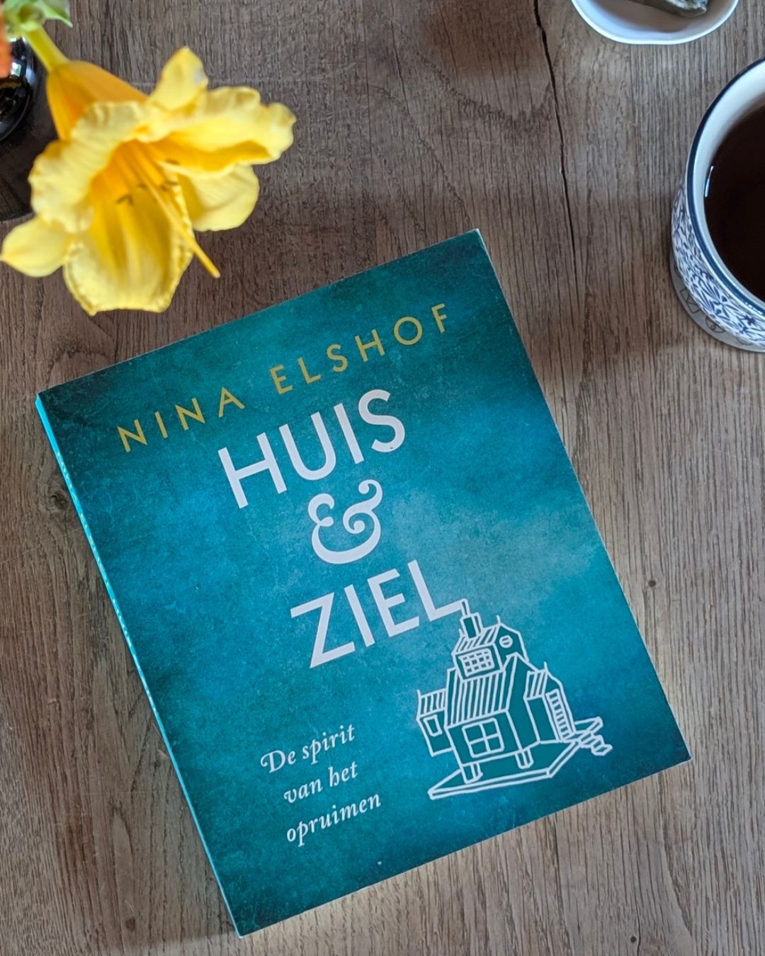 voorkant van een boek met de titel 'Huis & Ziel' op een houten tafel