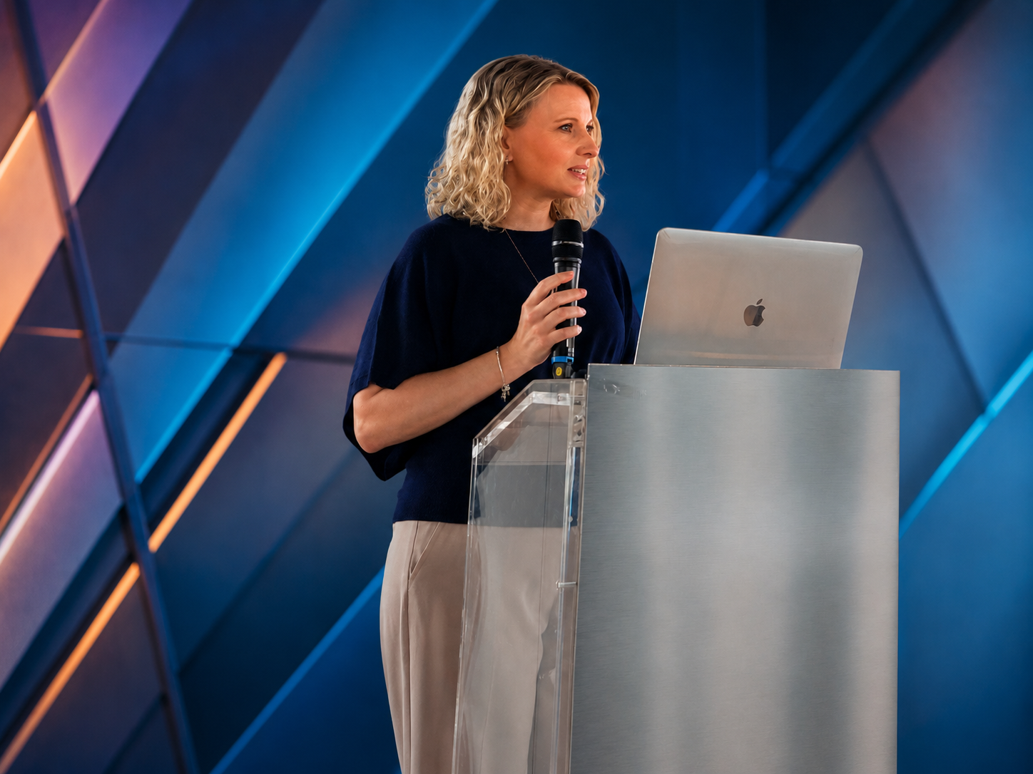 Dr. Christine Vitzthum bei einem Vortrag
