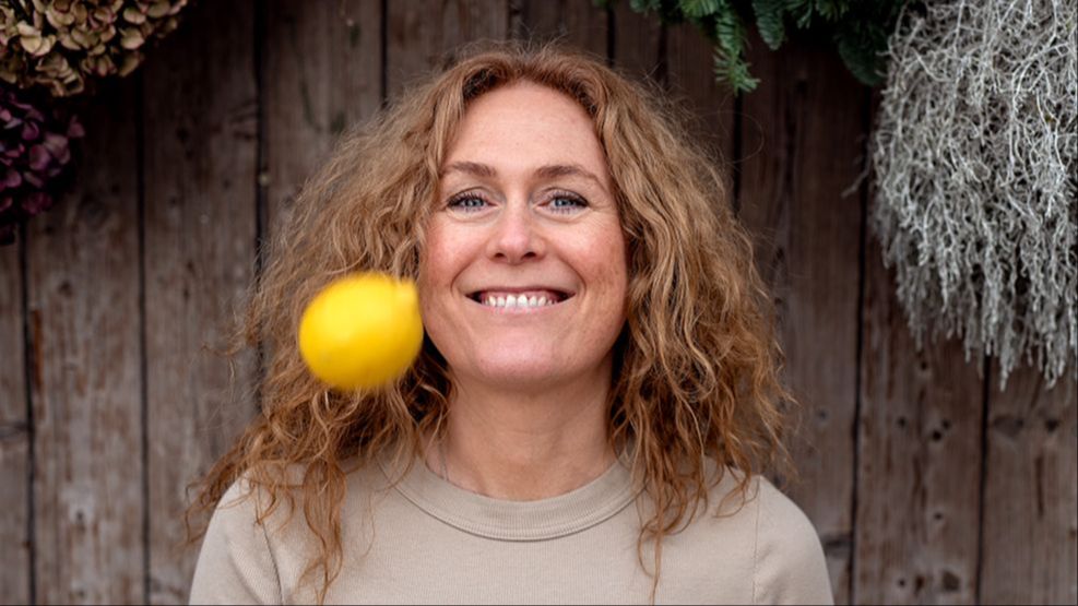 Nilla Gunnarsson med en citron