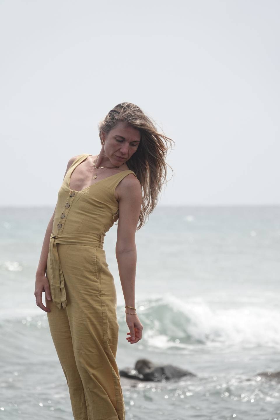 Nadine am Meer im gelben Leinen-Jumpsuit