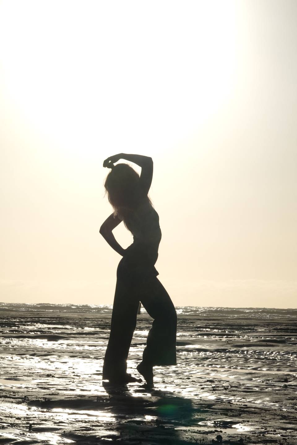 Silhouette am Strand bei Sonnenuntergang