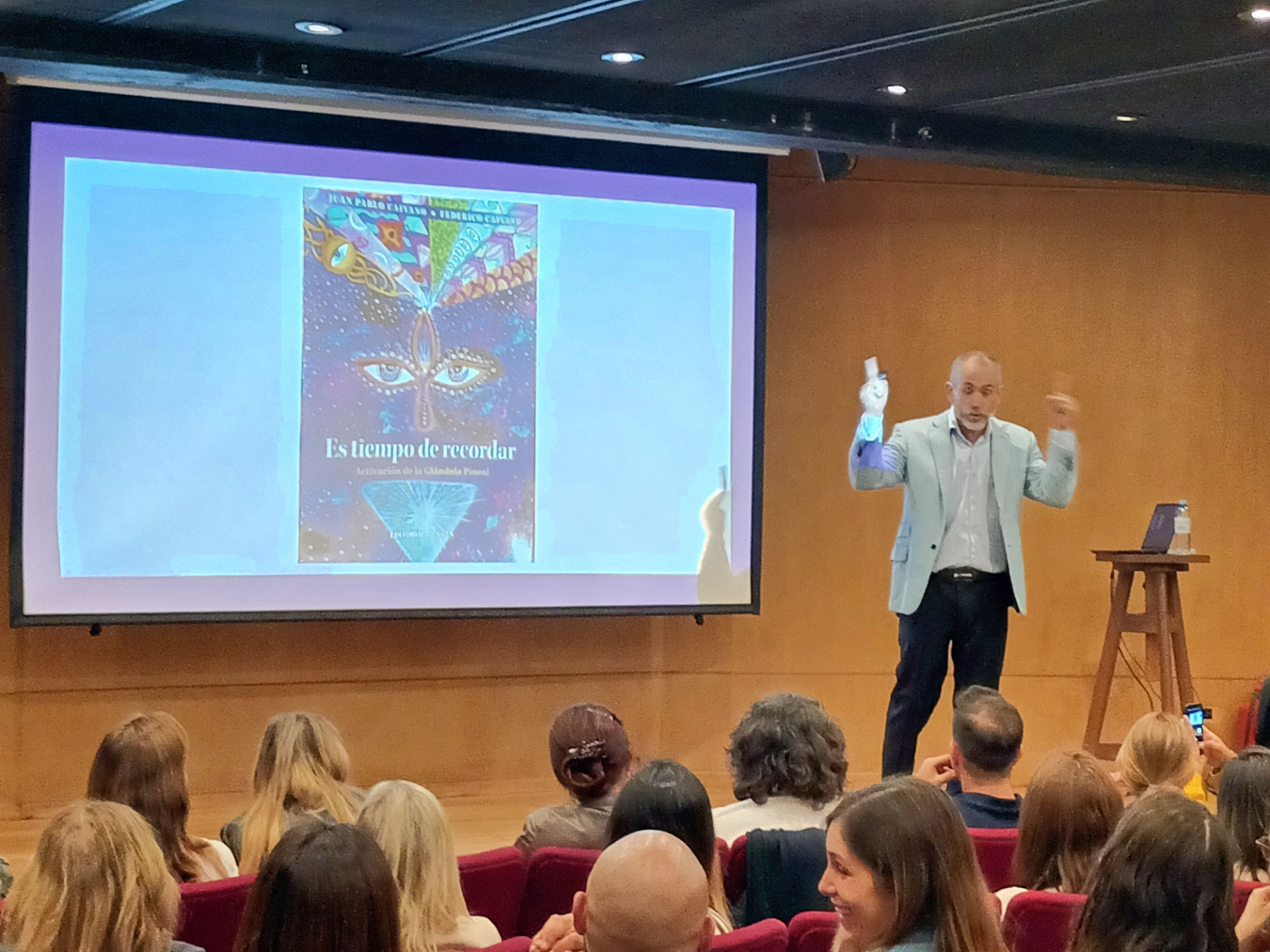 Federico Caivano facilitando el seminario Es Tiempo de Recordar en Buenos Aires