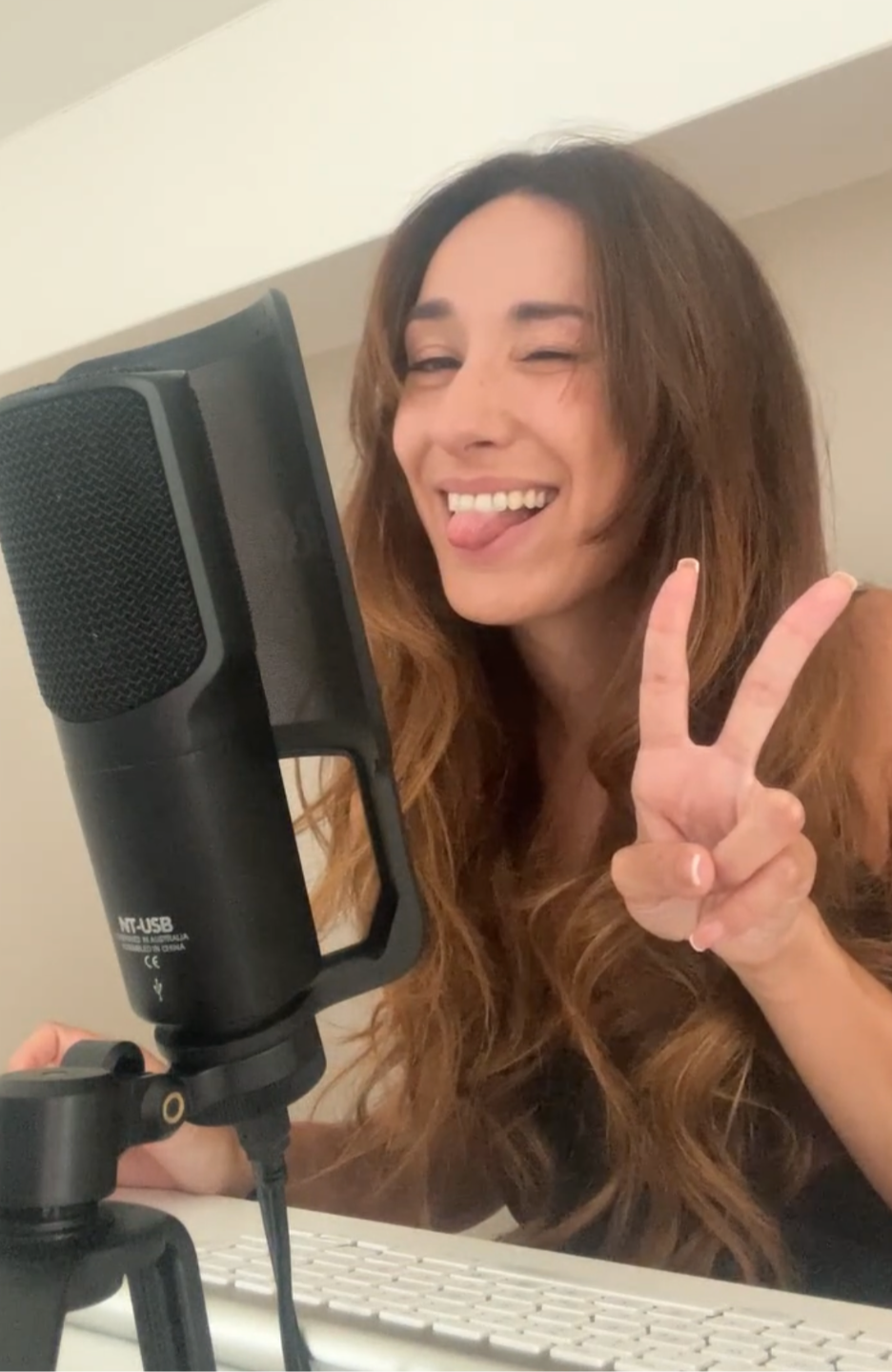 Marika au micro du podcast Ciao Anxiété