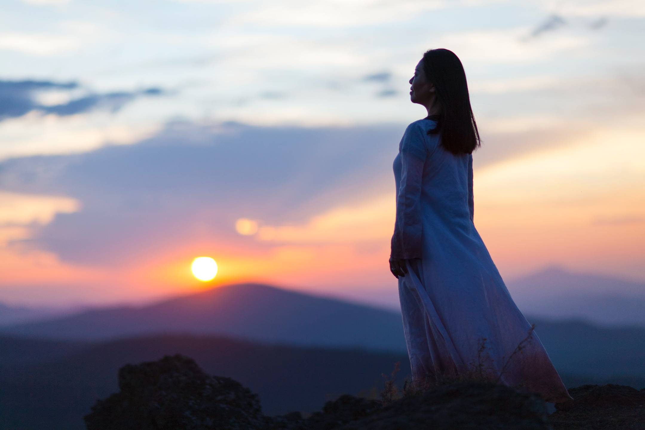 夕景の中にたたずむ人物