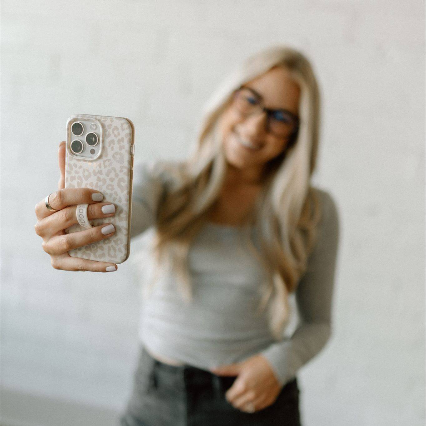 Kelsey Kooima reviewing LTK affiliate income on her phone