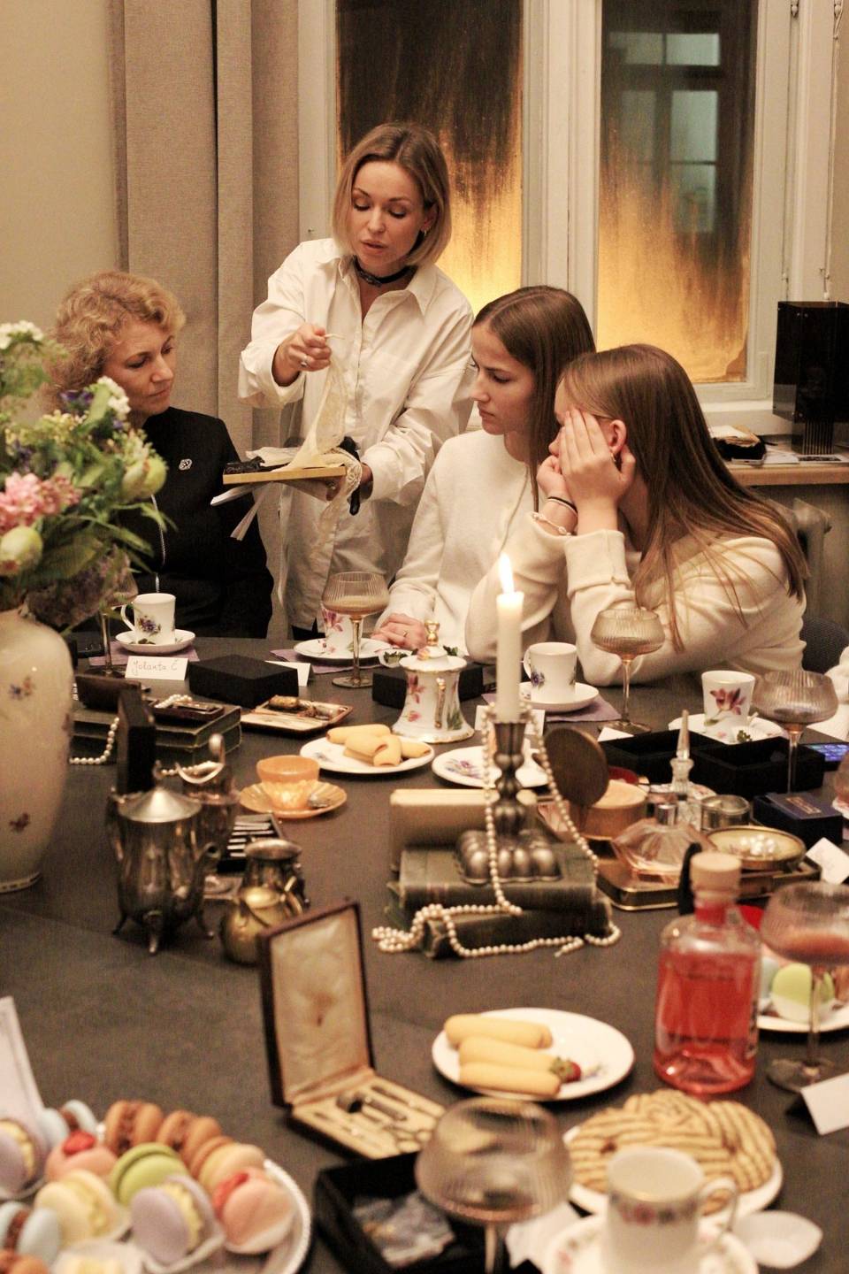 Students working together at a Valeria Fic workshop table