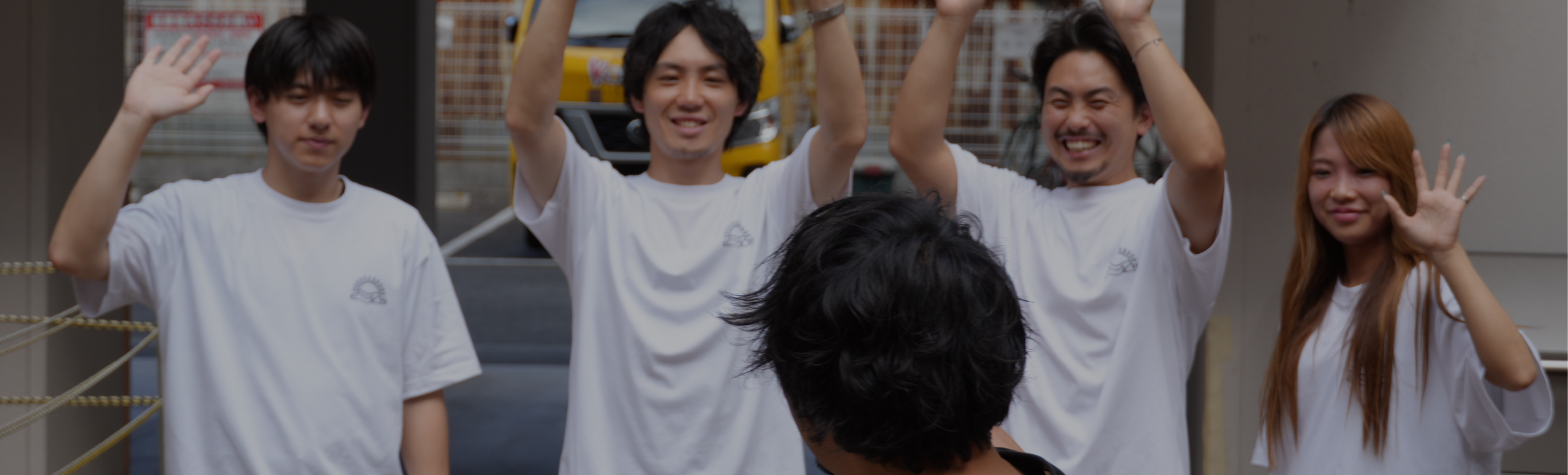 屋外で談笑する株式会社太陽のスタッフ