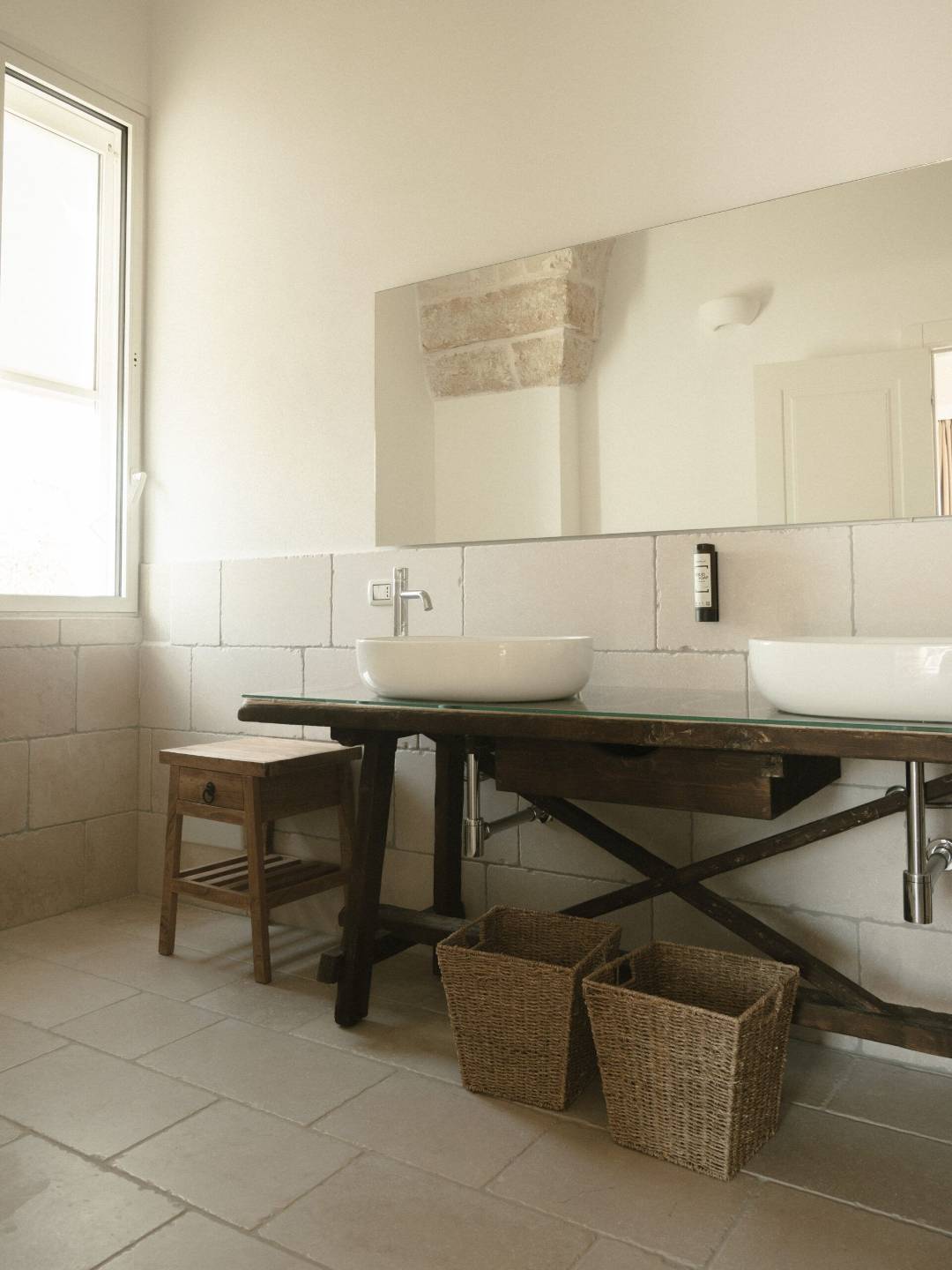Badezimmer mit rustikalem Waschtisch