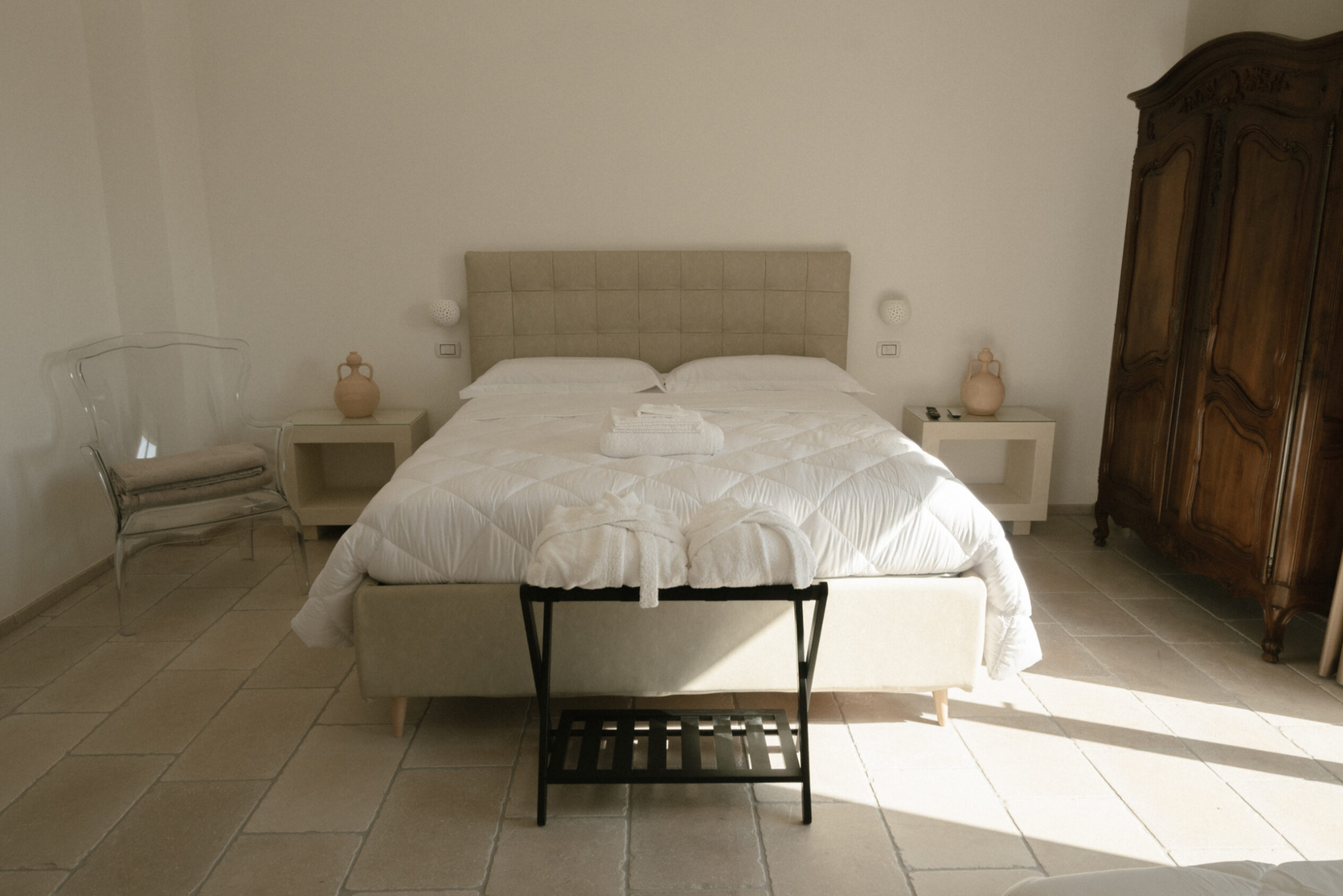 Einzelzimmer mit elegantem Doppelbett