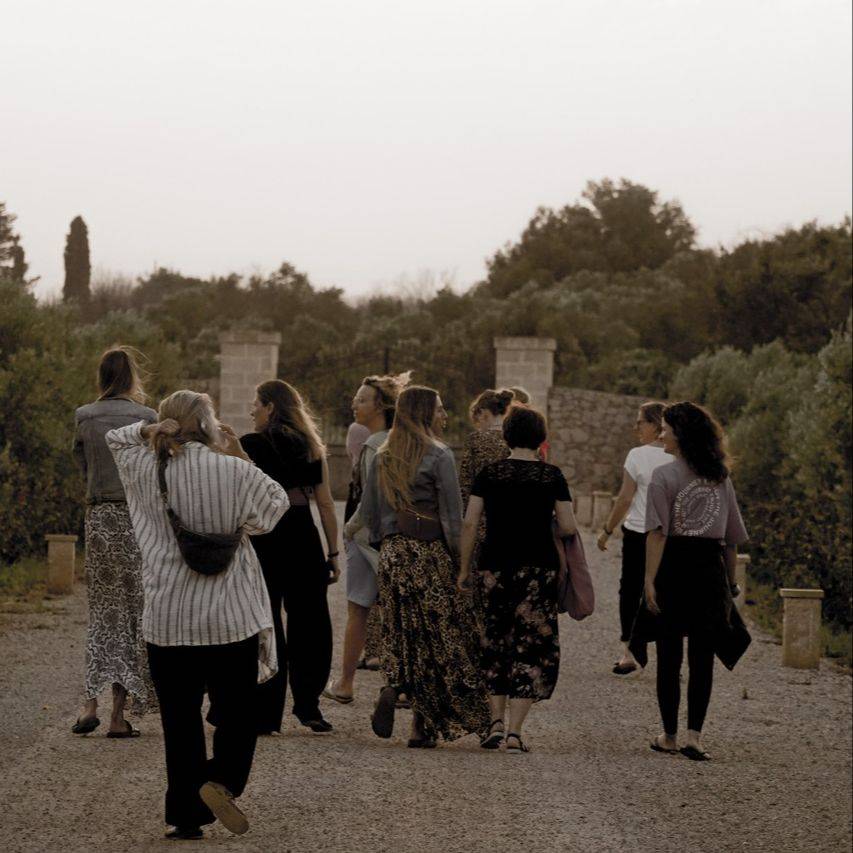 Gruppe beim gemeinsamen Spaziergang bei Sonnenuntergang