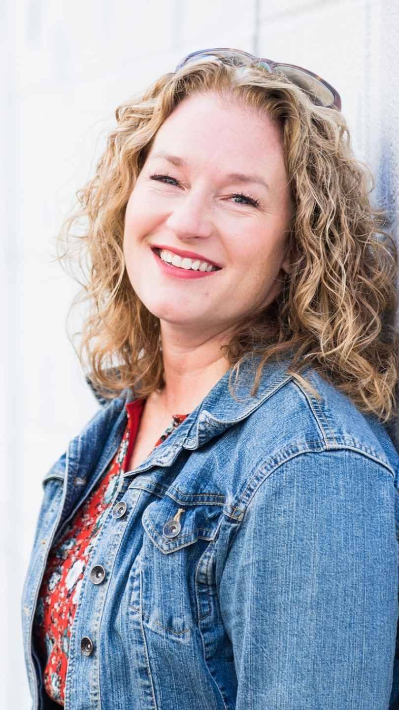 Jen Liddy, Brand Messaging Strategist fixer her ring light and cell phone