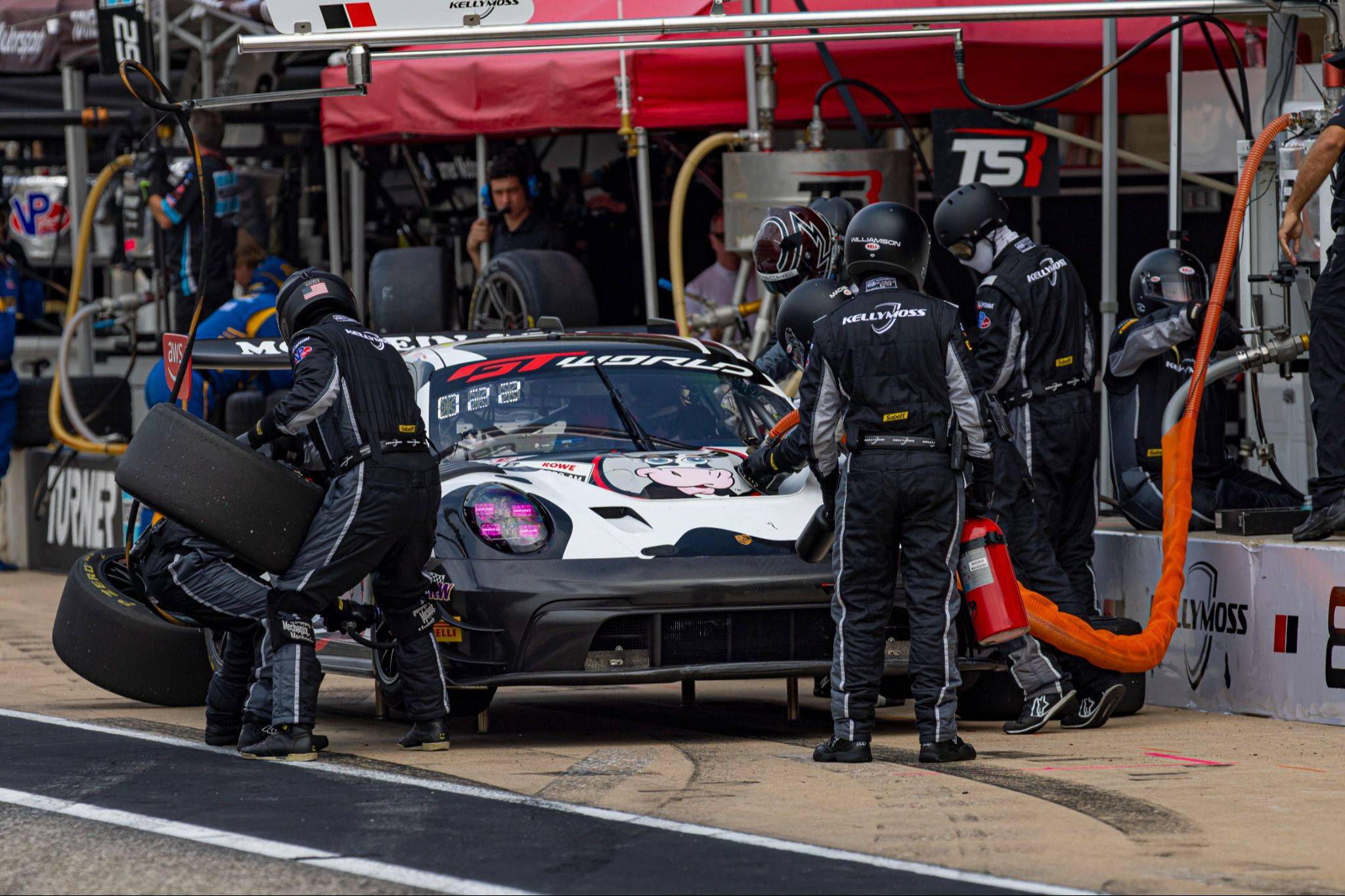 Kellymoss pit stop team
