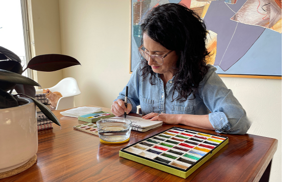 Lea Seigen Shinraku art journaling at a table