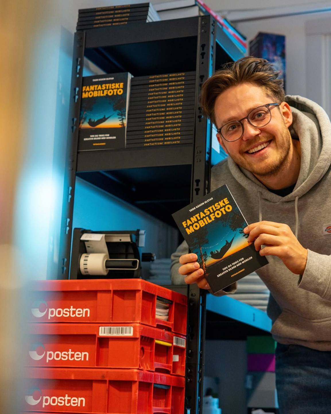 Thor Håkon med boka Fantastiske Mobilfoto
