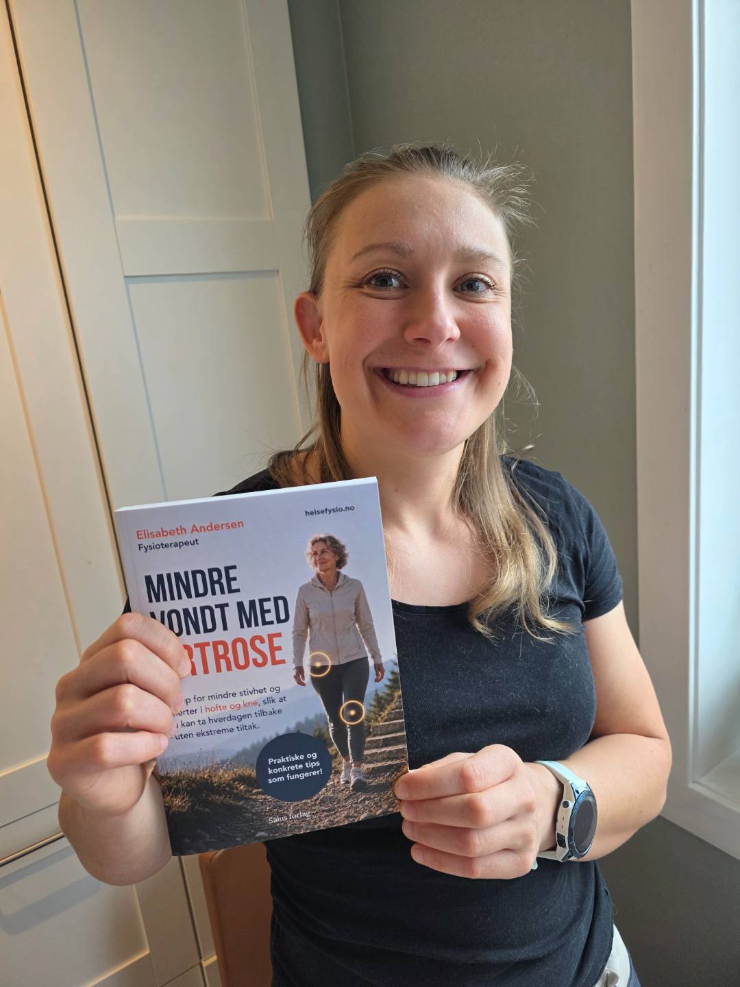 Elisabeth med boka Mindre vondt med artrose