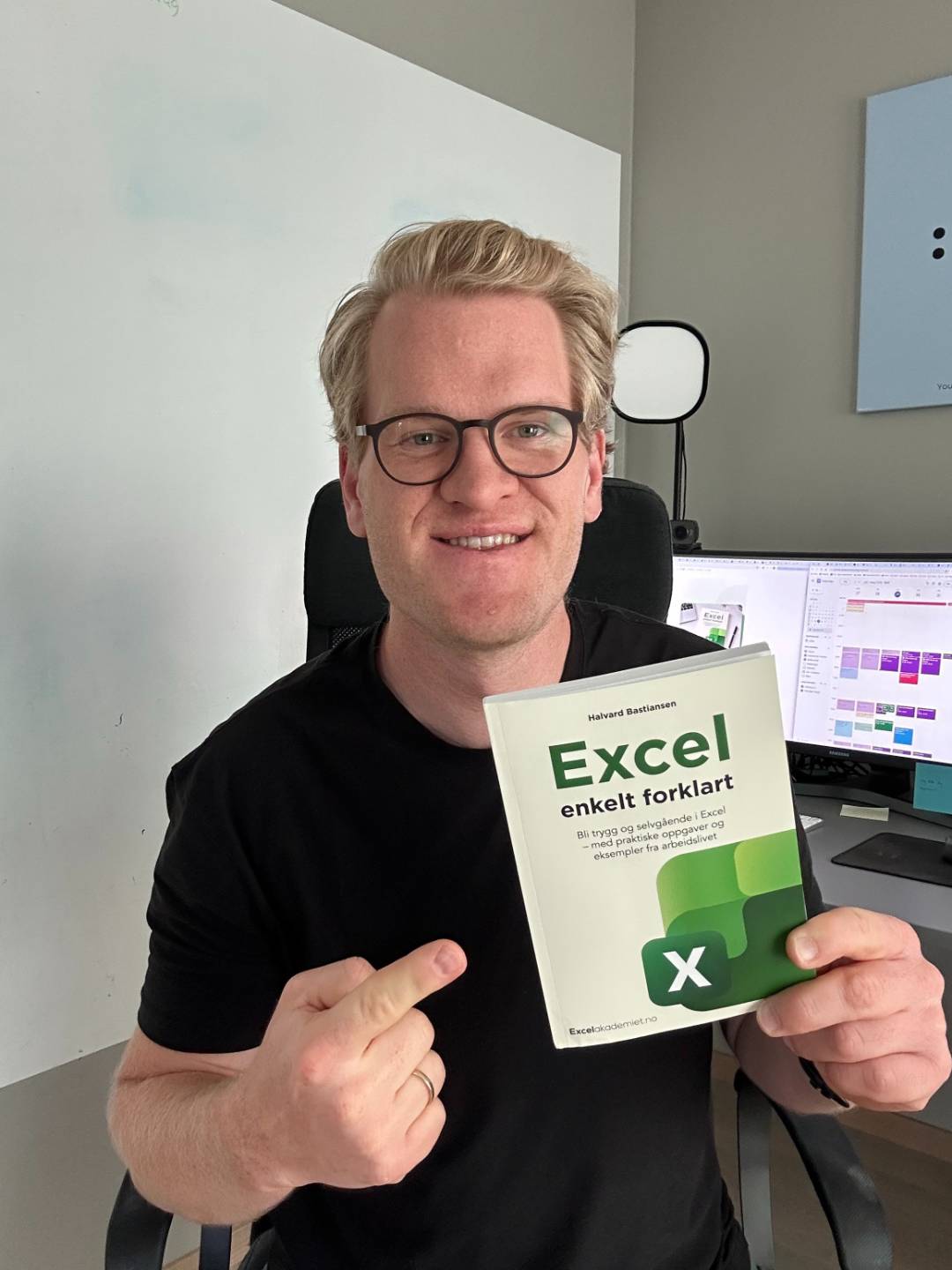 Halvard med boka Excel enkelt forklart