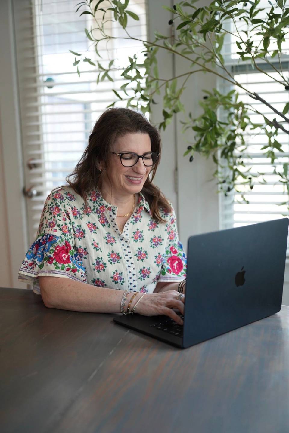 Sara Ritchie using Claude at her laptop